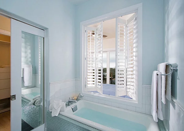 blaue farbpalette im lebhaften interior design badezimmer wanne