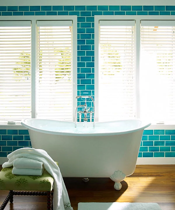blaue farbpalette im lebhaften interior design ziegelwand badewanne