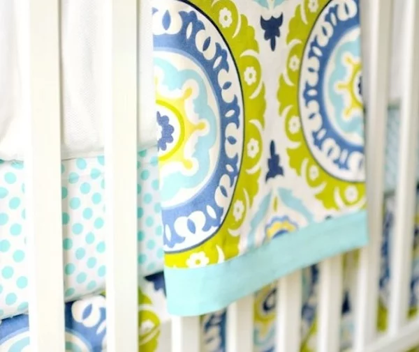 Coole Bettwäsche für Kinderbetten weiß babybett bunt texturen