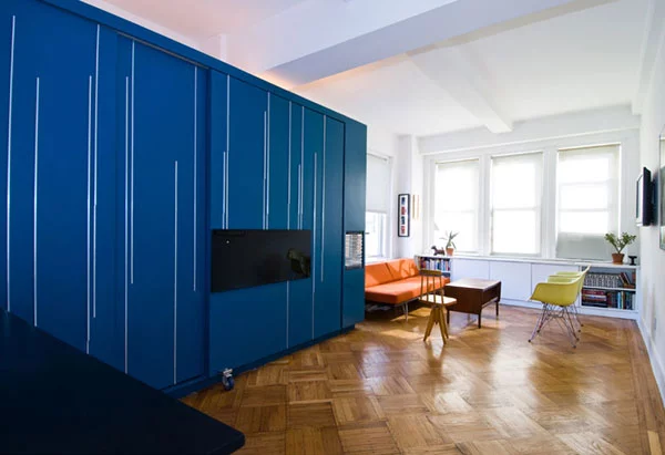 coole-kleine-apartments-blau-eingebaut-kleiderschrank-ausziehbett