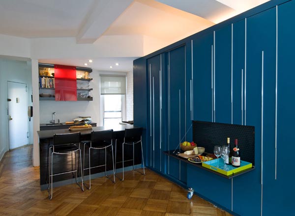 coole kleine apartments blau eingebaut schrank klappbar tisch essbereich