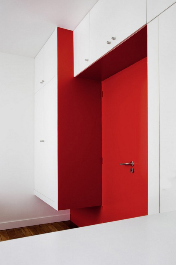 coole kleine apartments rot akzente tür minimalistische einrichtung