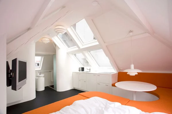 coole kleine apartments weiß orange ausstattung fenster dachgeschoss