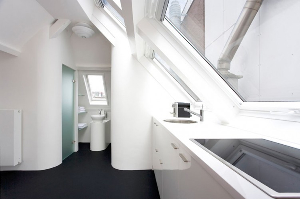coole kleine apartments weiß schwarz bodenbelag badezimmer dachboden