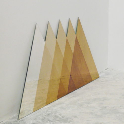 designer möbel kollektion geometrisch farben dreiecken spiegel