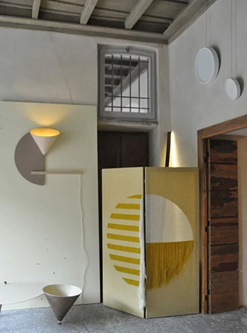 designer möbel kollektion geometrisch farben hocker ausstellung