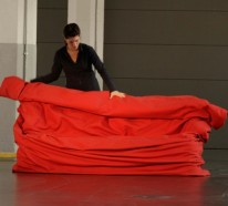 Fröhliche rote Designer Couch von Hanna Emelie Ernsting