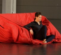 Fröhliche rote Designer Couch von Hanna Emelie Ernsting