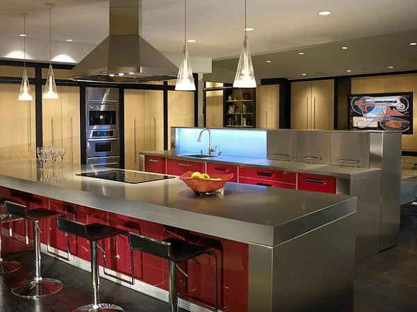 funktionale küchen inseln idee rot oberfläche pendelleuchten
