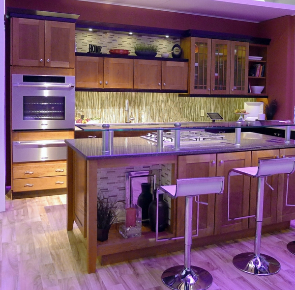 funktionale küchen inseln rustikal design lila indirekte beleuchtung