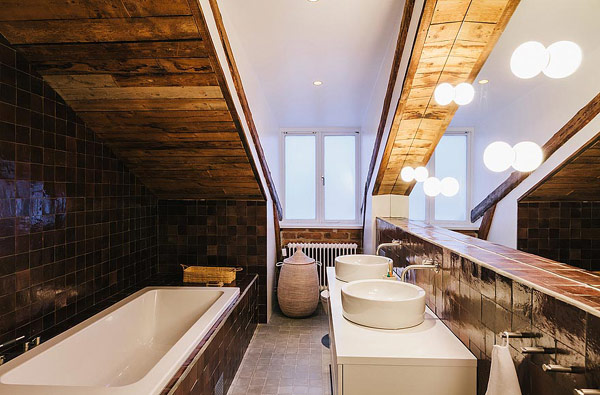 gemütliches apartment waschbecken rund badewanne treppe