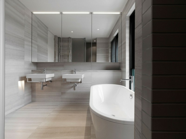 großes modernes haus badezimmer badewanne waschbecken spiegel