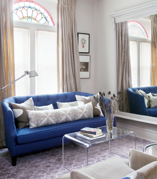 kleine räume elegant gestalten wohnzimmer blau sofa