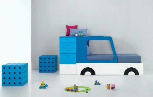 lebhafte coole babyzimmer ideen blaue akzente bett jungen