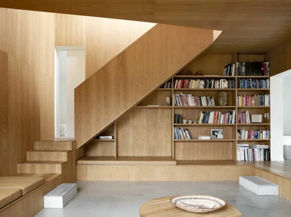 minimalistisch gestaltete sommer residenz bücherregale treppe