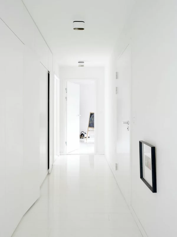 minimalistisch gestaltete sommer residenz flur durchgang weiß