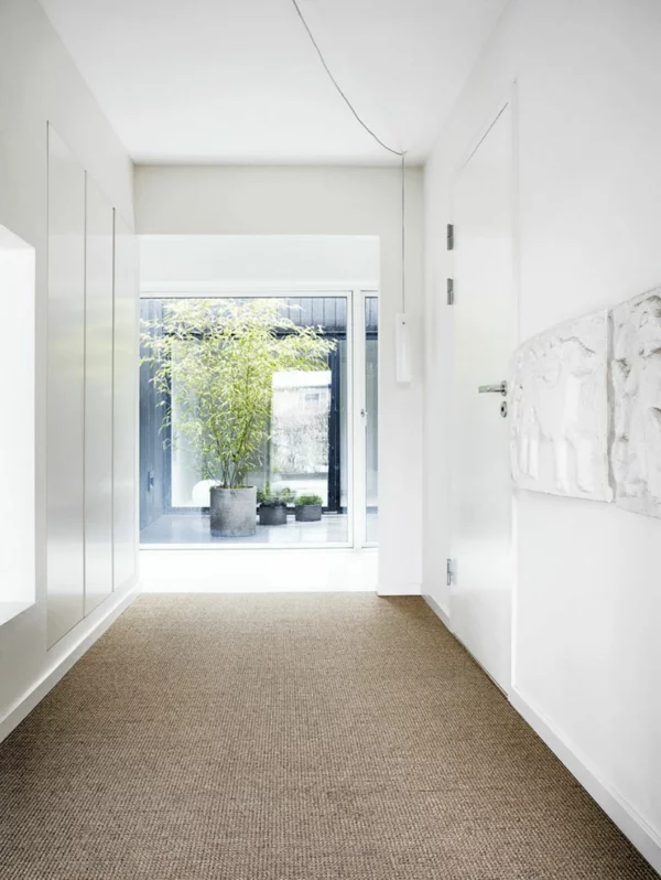 minimalistisch gestaltetes sommer residenz pflanzen teppich