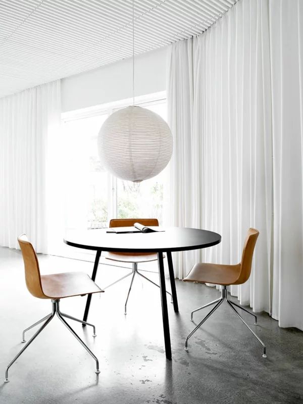 minimalistisch gestaltete sommer residenz tisch holzstuhl hängelampe