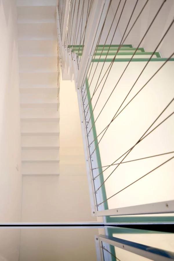 moderne haus erweiterung treppenhaus weiß trittstufen