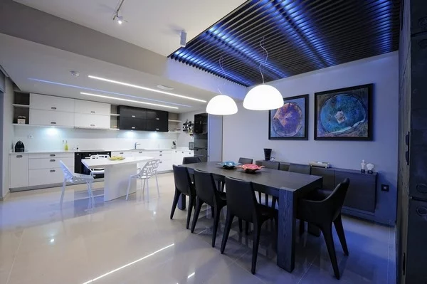 neon beleuchtung im küchenbereich blau widerspiegeln