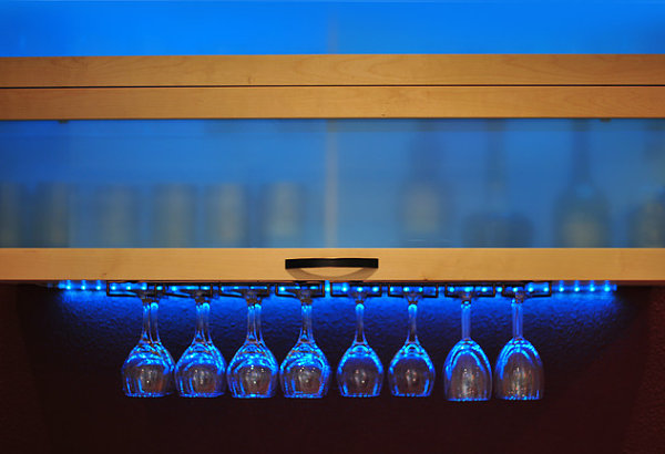neon beleuchtung im küchenbereich gläser wein blau