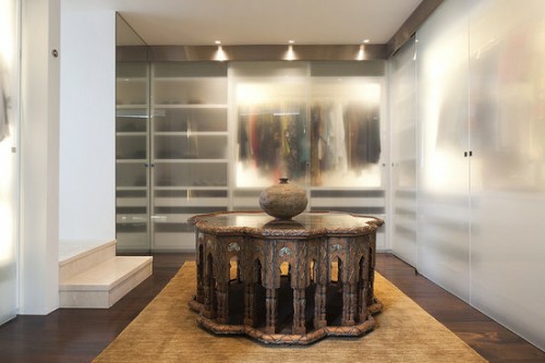 orientalische Tische im Interior Design massiv stabil struktur