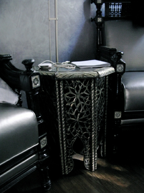 orientalische tisch im interior design nebentisch ornamente