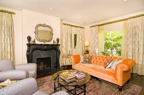 orientalische Tische im Interior Design samtstoff orange sofa