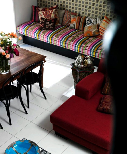 orientalische tisch im interiordesign streifen texturen sofas