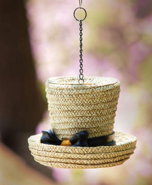 feminine deko ideen mit hüten hängend stroh