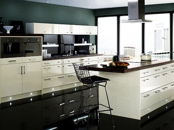 schöne küchen farbpalette weiß schwarz wände indirekt beleuchtung dramatisch