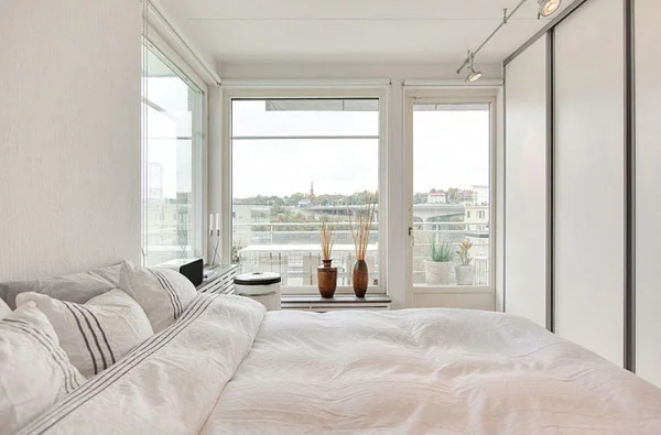 schönes modernes dach apartment schlafzimmer weiß bettdecken