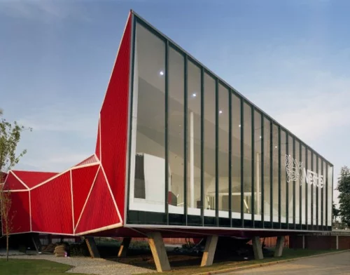 spektakuläre Gebäude Designs origami stil rot fassade glas