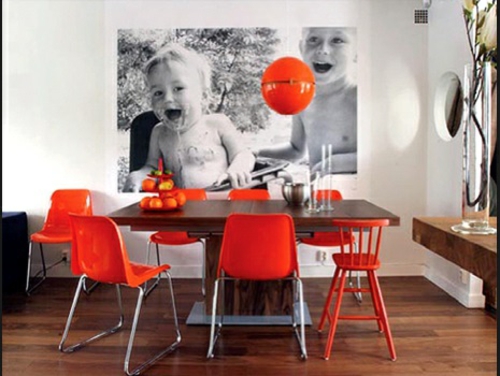 wand dekoration mit bildern esszimmer orange stühle