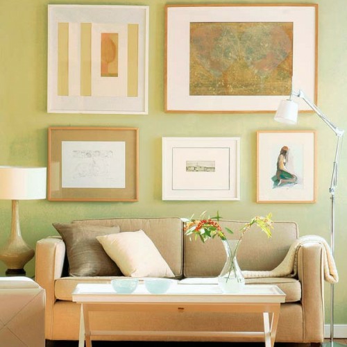 wand dekorationmit bildern pastellfarben sofa tisch wohnzimmer