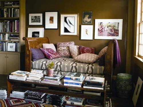 wand dekoration mit bildern sofa bücher lesen