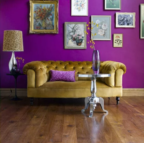wand dekoration mit bildern sofa feminine luxus tiefe farben