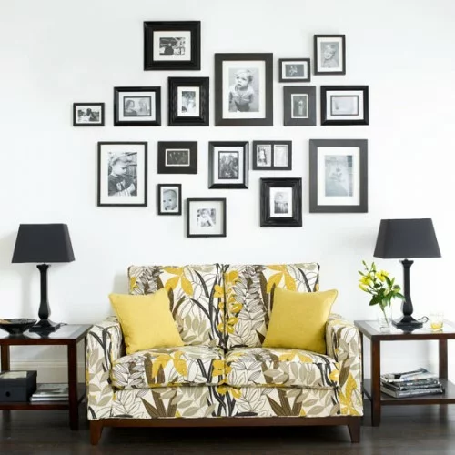 wand dekoration mit bildern sofa floral muster