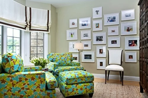 wand dekoration mit bildern sofa sessel couch grün floral