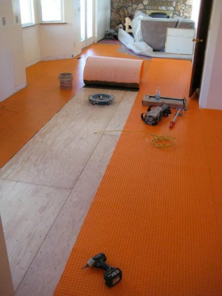 Bodenfliesen und Hartholz als Bodenbelag orange