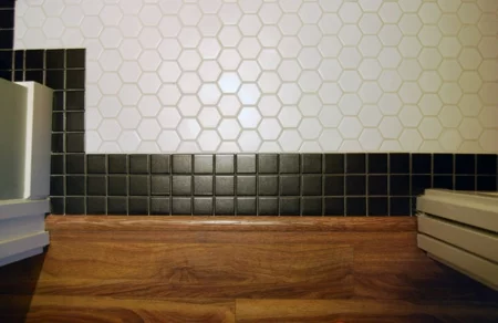 Bodenfliesen und Hartholz als Bodenbelag schwarz weiß