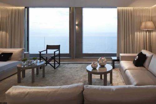 Das Wohnzimmer attraktiv einrichten sofa leder gardinen