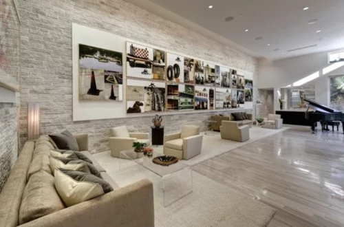 Das Wohnzimmer attraktiv einrichten steinwand sofa monochromatisch farbe