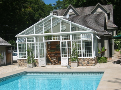Gartenhaus im Hinterhof sommer pool integriert