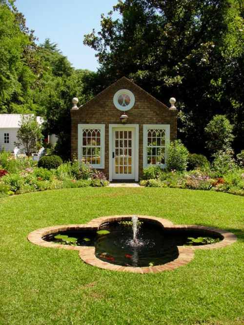 Gartenhaus im Hinterhof wasseranlage blumenform grasfläche