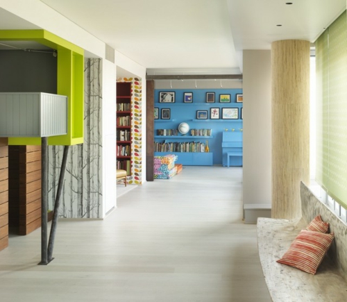 Interior Designs mit cooler Dekoration blau frisch wand regale bücher grün