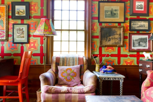 Interior Designs mit cooler Dekoration sessel rosa wanddekoration grün rot