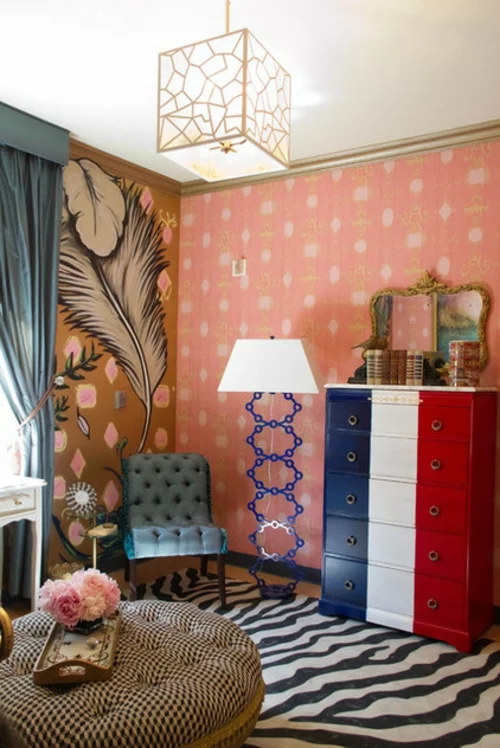 Interior Designs mit cooler Dekoration tapeten rosa muster stehlampe spiegel
