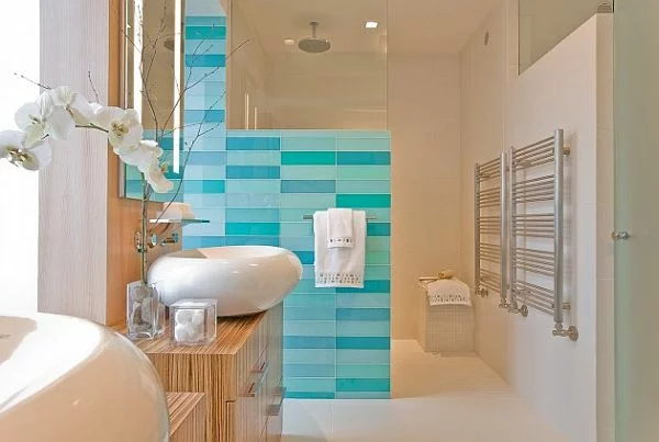 Moderne-Badezimmer-Ideen-Luxus-Komfort-badewanne-fliesen-waschbecken