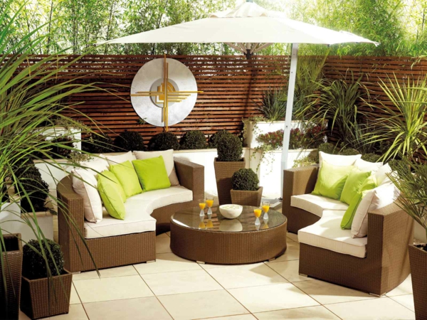 Preiswerte Gartenmöbel im Außenbereich grün weiß auflagen glas platte